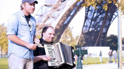 Protagonisten Marcus und Jorgo verschlägt ihre Bud-Suche zum Eifelturm