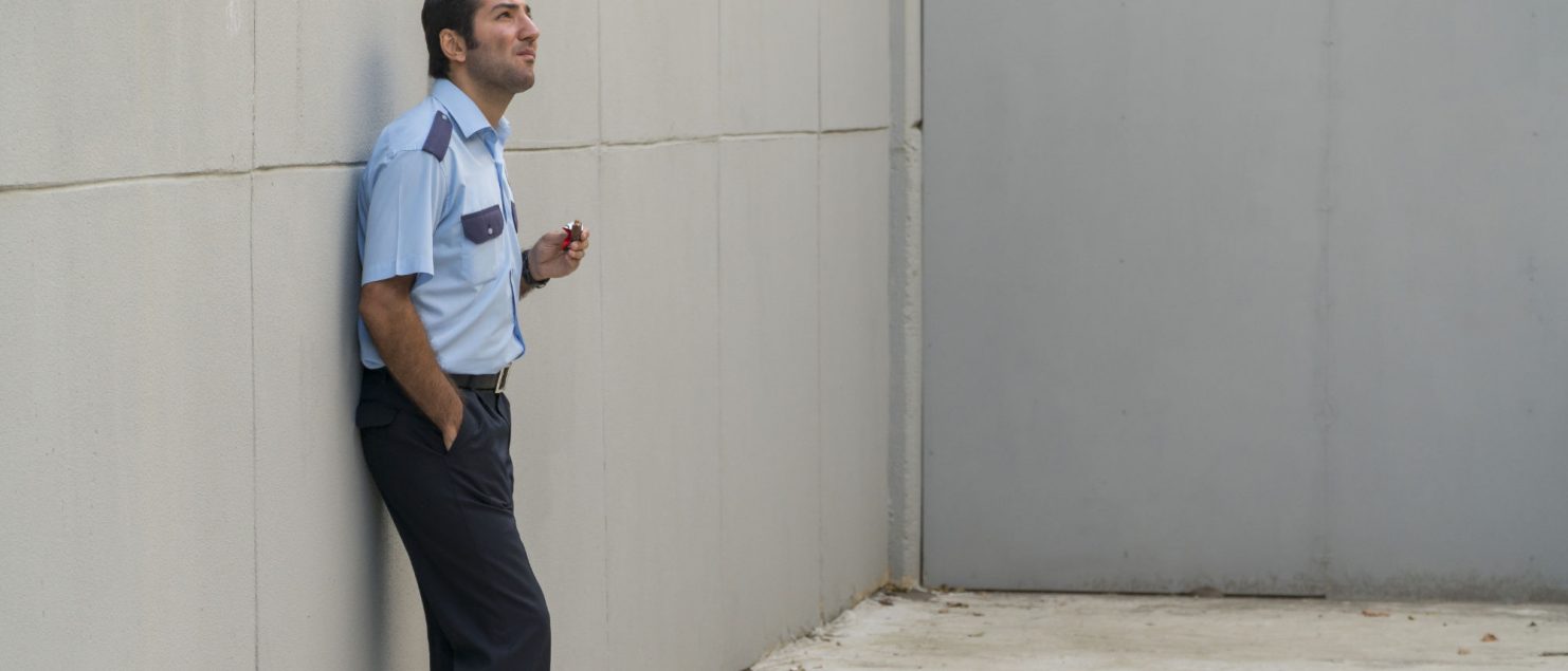 Filmbild Passed by Censor: Ein Mann in Uniform blickt in einem Gefängnishof nach oben.